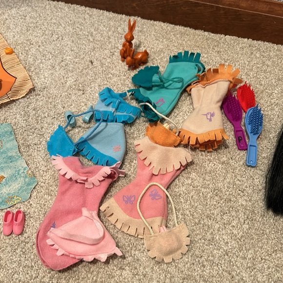 Disneys Pocahontas multiple piece play set with case. - Picture 8 of 9